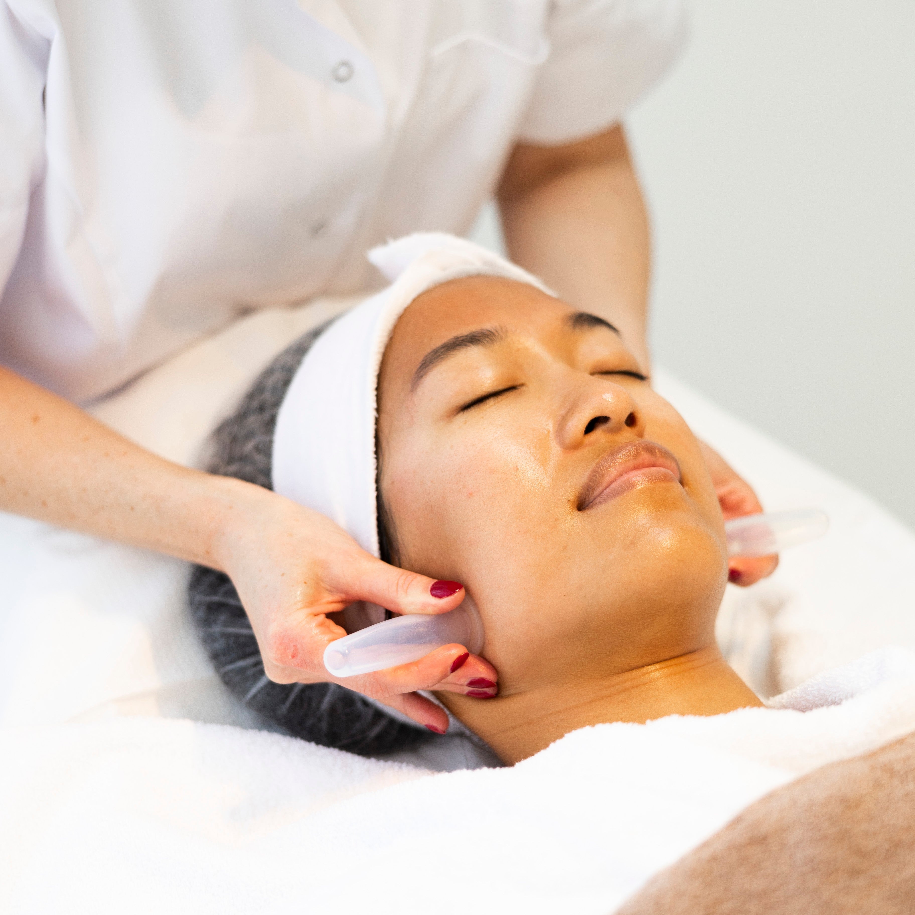 Er vindt een gezichtsbehandeling (bio cupping) plaats, waarbij een skin expert  cups over het gezicht van haar klant haalt 