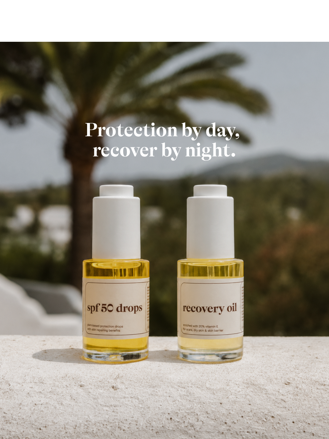 De "in The Sun" set. Een potje met de spf 50 drops en een potje met recovery oil staan in de zon. De benefits staan er naast. Zo staat er naast de spf 50 drops: "broad spectrum protection" en "prevents premature skin aging". En naast de recovery oil; "deep nourishment", "soothes dry or sensitive skin" en "fades scars" 