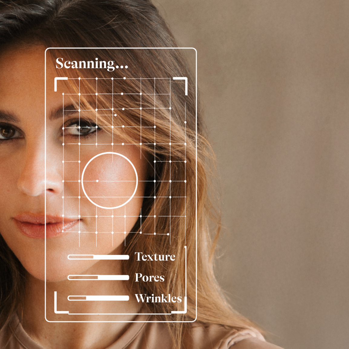 Vrouw kijkt naar de camera met een scan-gedeelte voor haar om een skin scan te doen