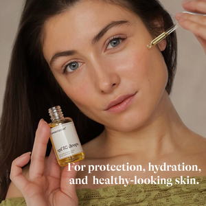 Vrouw past Prescription Skincare SPF 50 drops aan voor bescherming, hydratatie en een gezonde huid
